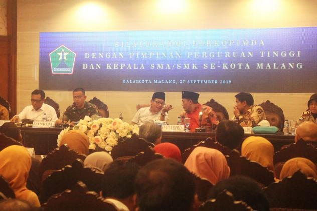 Wali Kota Malang Sutiaji bersama Forpimda Kota Malang bertemu pihak kampus dan kepala sekolah, Jumat (27/9). (Aziz Ramadani MVoice)