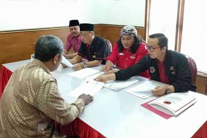 Wahyu Eko Setiawan (Baju Batik) saat mendatangi kantor kantor DPC PDIP Kabupaten Malang. (Istimewa)