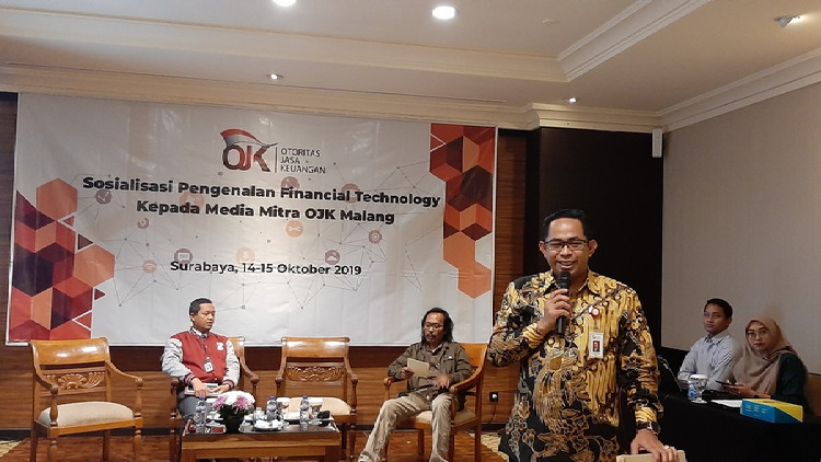 Kepala OJK Malang Sugiarto Kasmuri, saat sosialisasi pengenalan financial technology di Surabaya, Senin (14/10). (Lisdya)