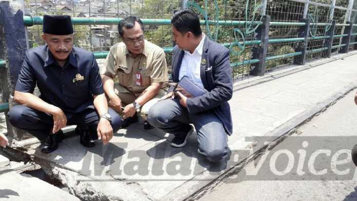 Komisi C DPRD Kota Malang didampingi DPUPR meninjau jembatan Muharto, Selasa (8/10). (Aziz Ramadani MVoice)