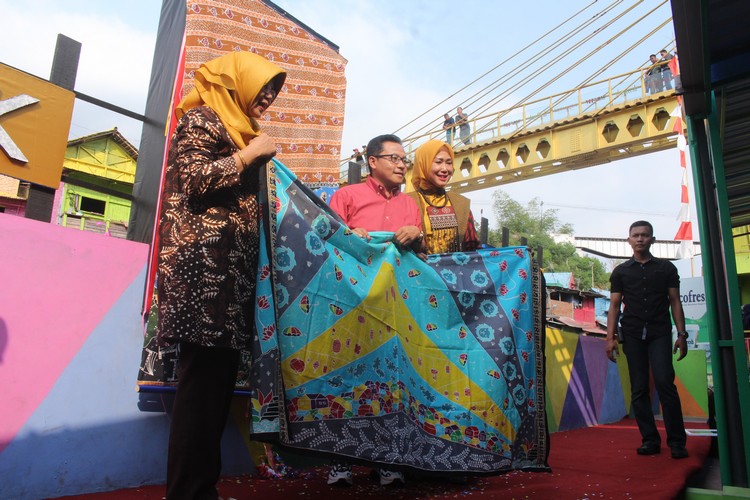 Peluncuran batik motif Kampung Warna Warni Jodipan, Sabtu (26/10). (Aziz Ramadani MVoice)