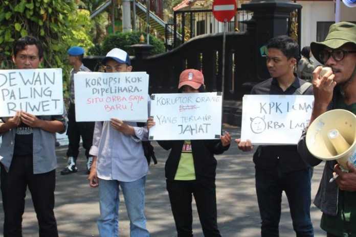 Demonstrasi mendesak presiden menerbitkan Perppu tentang KPK di depan Balai Kota Malang, Senin (14/10). (Aziz Ramadani MVoice)