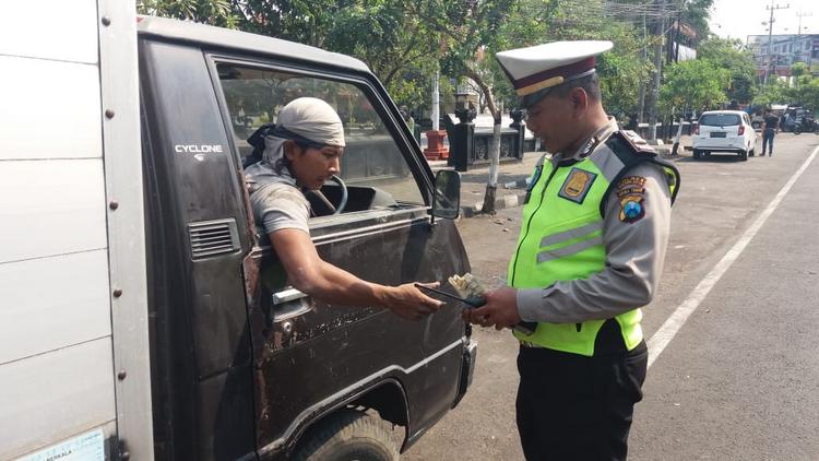 Polisi menindak pelanggar di Operasi Zebra Semeru 2019 Kota Malang. (istimewa)