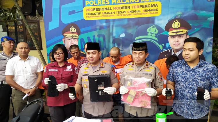 Kapolres Malang Kota AKBP Dony Alexander bersama barang bukti pencurian pembobol rumah. (Deny rahmawan)