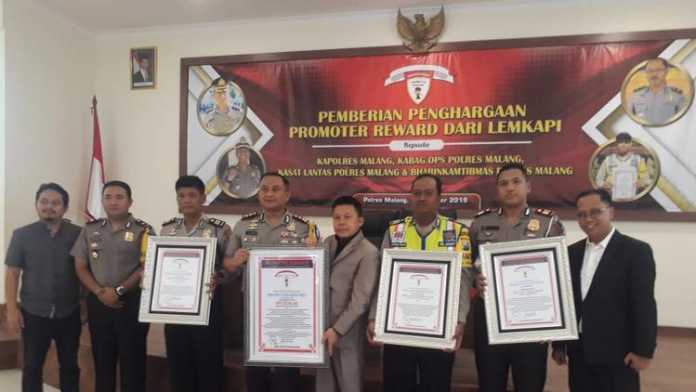 Kapolres Malang AKBP Yade Setiawan Ujung, saat foto bersama usai menerima penghargaan. (Istimewa/Humas).
