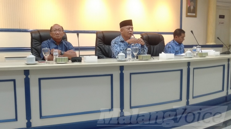 Bupati Malang HM Sanusi (tengah) saat memberikan keterangan diruang Anusopati Pendopo Agung Kabupaten Malang. (Toski D).