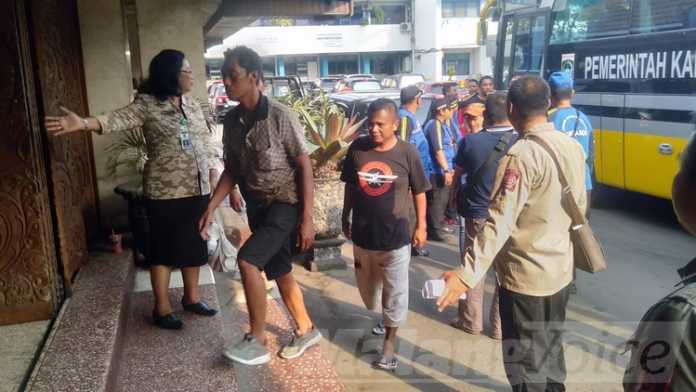Kedatangan pengungsi di Pendopo Agung Jalan Agus Salim no 7 Kota Malang. (Toski D)