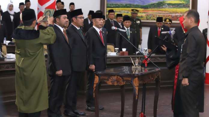 Tiga pimpinan DPRD Kota Batu definitif periode 2019-2024 saat mengucap sumpah/janji jabatan di Gedung DPRD Kota Batu, Kamis (3/10). (Humas for MVoice).