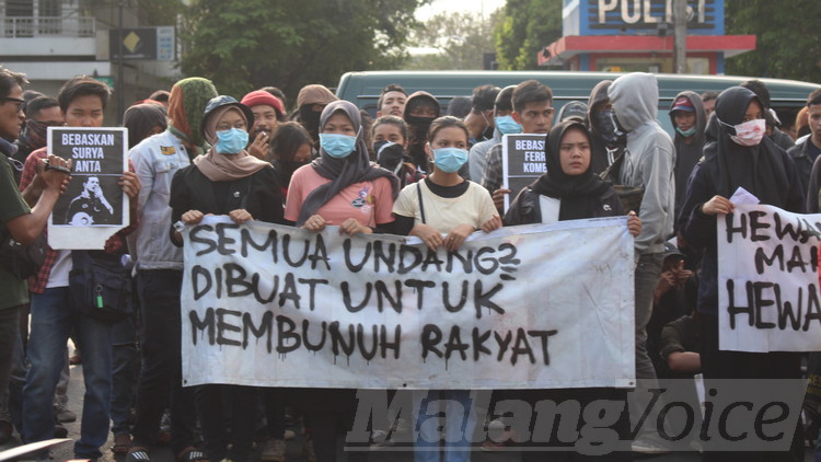 Demo Malang Bergerak di Jalan Basuki Rahmat Kota Malang, Senin (28/10). (Aziz Ramadani MVoice)