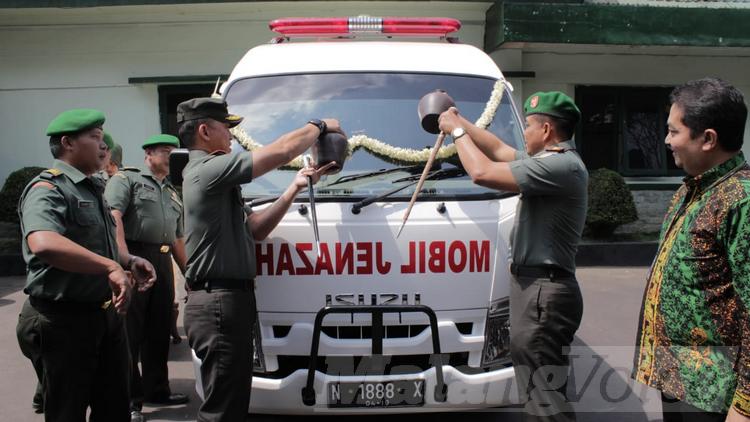 Prosesi pecah kendi di mobil jenazah CSR BRI ke Kodim 0833/Kota Malang. (Istimewa)