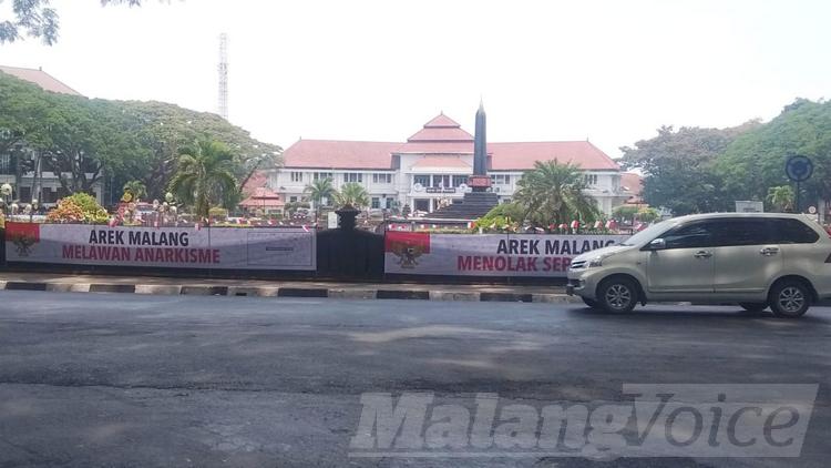 Penampakan aksi spanduk penggalangan tanda tangan di pagar Monumen Tugu Kota Malang.(Aziz Ramadani MVoice)