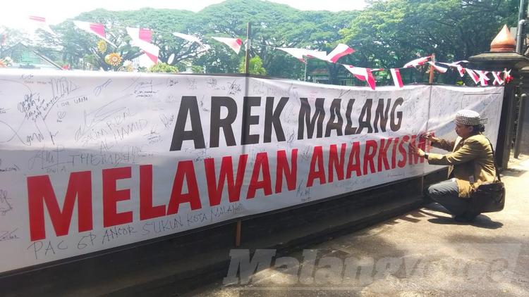 Suasana tanda tangan spanduk di monumen Tugu Kota Malang, Senin (7/10). (Aziz Ramadani MVoice)