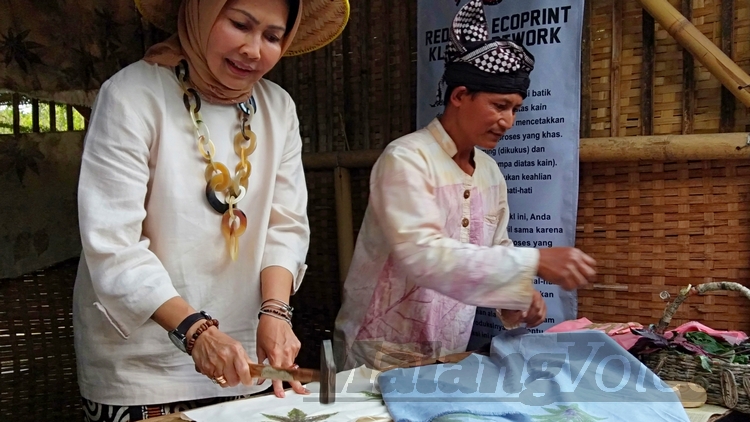 Wali Kota Batu, Dewanti Rumpoko saat mempraktikkan membatik dengan Ecoprint di Festival Kampung Tani, Minggu (6/10). (Foto: Ayun/MVoice)