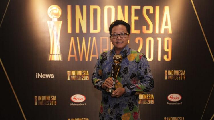 Wali Kota Malang, Sutiaji menunjukkan piala Indonesia Awards 2019. (Humas Pemkot Malang)