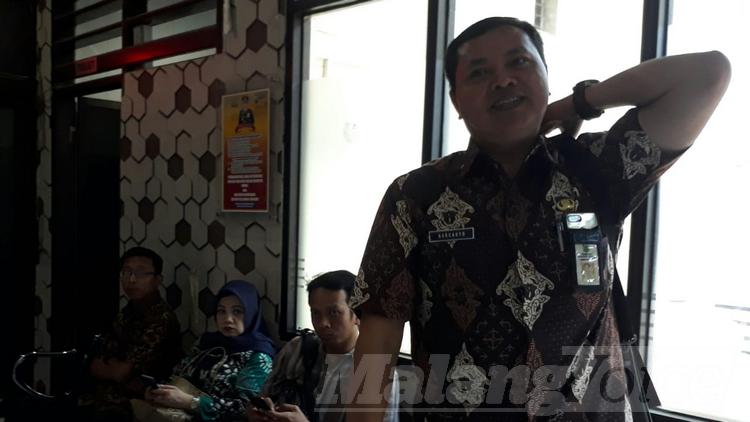 Kepala Dinas Peternakan dan Kesehatan Hewan Kabupaten Malang, Nur Cahyo, saat beradaptasi diruang tunggu Sat Reskrim Polres Malang. (Toski D).