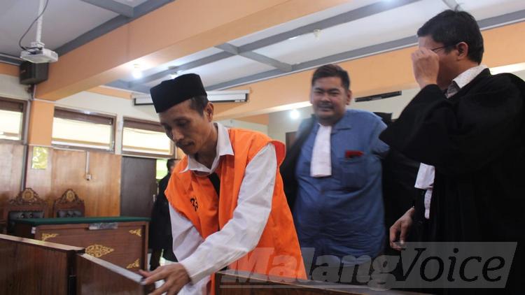 Terdakwa kasus pembunuhan disertai mutilasi Sugeng Santoso jalani sidang eksepsi di PN Malang, Senin (28/10). (Aziz Ramadani MVoice)
