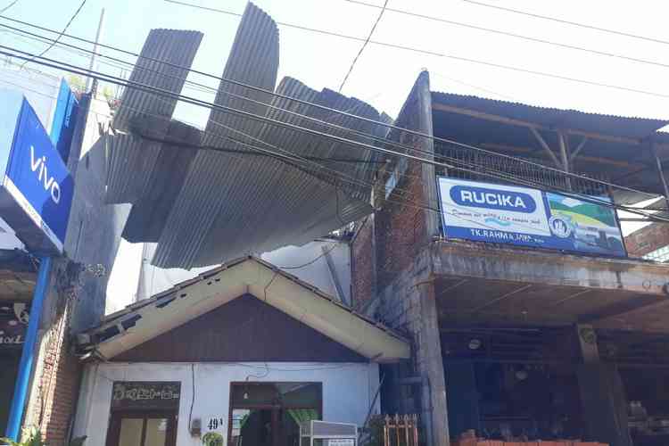 Rumah warga yang tertimpa atap seng akibat angin kencang di Jalan Wukir, Kelurahan Temas, Kota Batu, Kamis (10/10). (BPBD for MVoice)