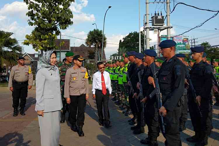 Apel pergeseran pasukan pengamanan Pilkades serentak dilakukan di halaman Balai Kota Among Tani, Kota Batu, Selasa (1/10). (Foto: Ayun/MVoice)