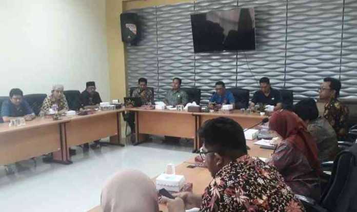Audiensi di ruang rapat Petugas Pajak Daerah kantor BP2D Kota Malang. (Istimewa)