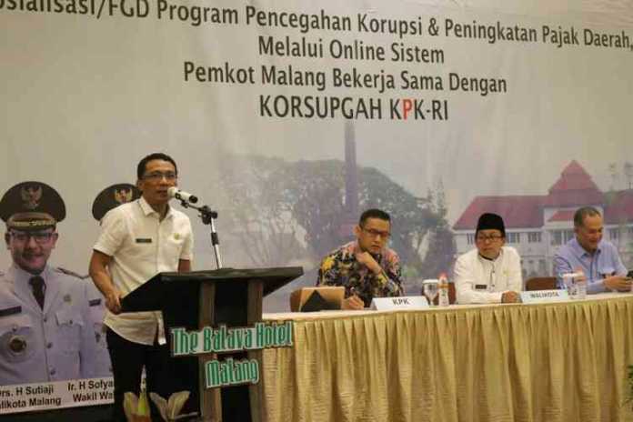Kepala BP2D Kota Malang Ade Herawanto memberikan sambutan sosialisasi e-tax di Hotel Balava, Rabu (8/10). (Aziz Ramadani MVoice)
