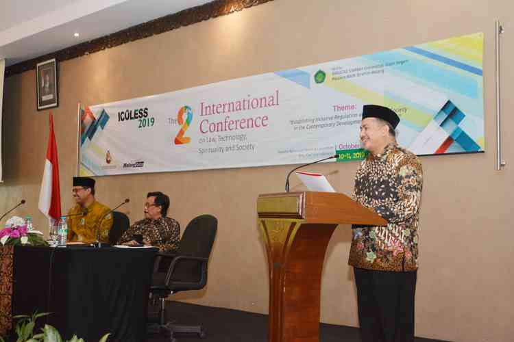 Dekan Fakultas Syariah UIN Maulana Malik Ibrahim Malang, Dr. Saifullah membuka acara ICOLESS. (Istimewa)