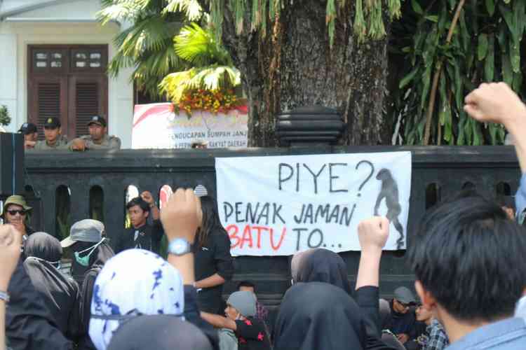 Potret demo di depan gedung DPRD Kota Malang, Senin (30/9). (Aziz Ramadani MVoice)