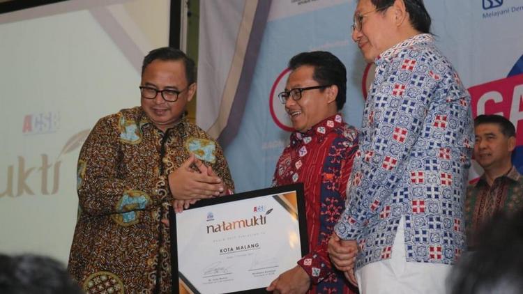 Wali Kota Malang, Sutiaji menerima penghargaan Natamukti dari International Council For Smart Bussines (ICSB), bertajuk Galang UMKM Indonesia 2019 Edisi 4 di IPB Convention Centre, Bogor, Senin (7/10). (Humas Pemkot Malang)