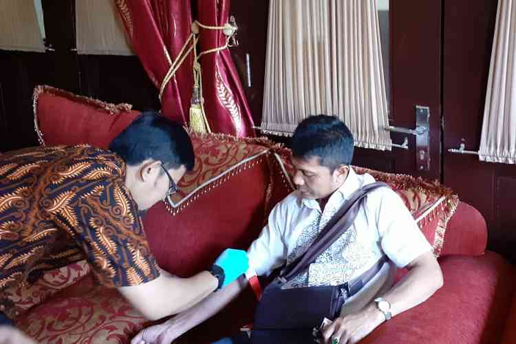 Cek kesehatan anggota DPRD Kota Malang di gedung DPRD Kota Malang, Jumat (11/10). (Aziz Ramadani MVoice)