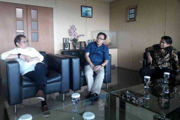 Wali Kota Malang, Sutiaji berdialog dengan Menkominfo Rudiantara di Jakarta, Jumat (4/10). (Humas Pemkot Malang)