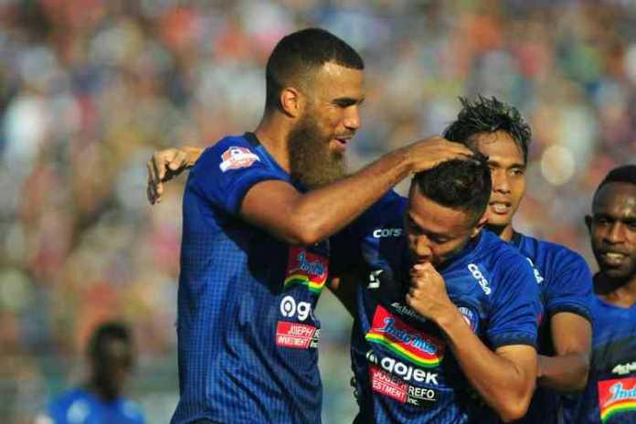 Sylvano Comvalius merayakan golnya bersama skuat Arema FC. (deny rahmawan)