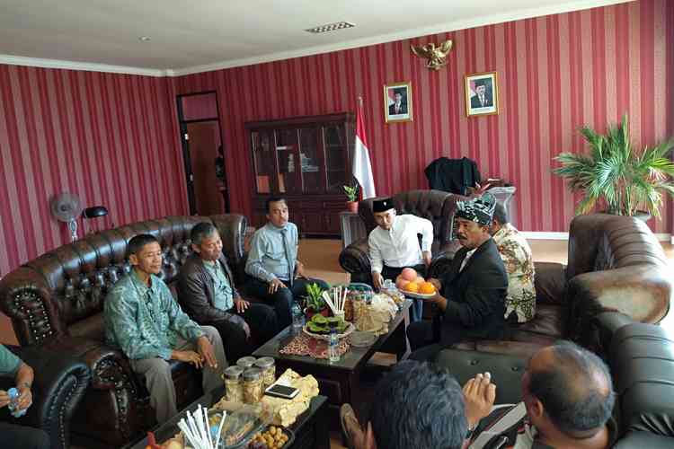 Para organda Kota Batu saat hearing di ruangan kerja Ketua DPRD Batu Asmadi, Rabu (16/10). (Foto: Ayun/MVoice)