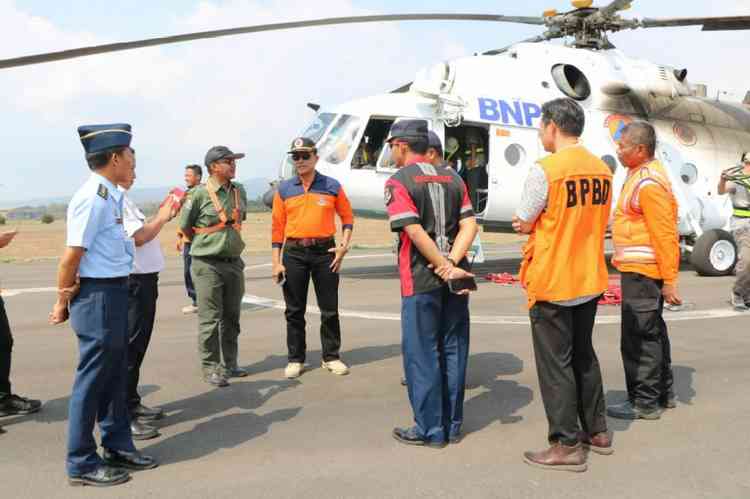 Helikopter milik BNPB yang digunakan untuk melakukan penyiraman air melalui udara di kawasan lereng Gunung Arjuno saat berada di Lanud Abdulrachman Saleh Malang. (Doc. MVoice).