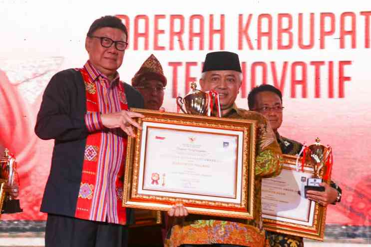 Mendagri Tjahjo Kumolo (kiri) saat menyerahkan piagam penghargaan IGA Award 2019 kepada Bupati Malang HM Sanusi (kanan), di Hotel Borobudur Jakarta. (Istimewa/Humas).