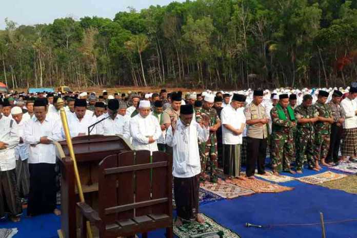 Ribuan warga Desa Kedungsalam, Donomulyo, saat menunaikan ibadah sholat istiqa di lapangan desa setempat. (Toski D)