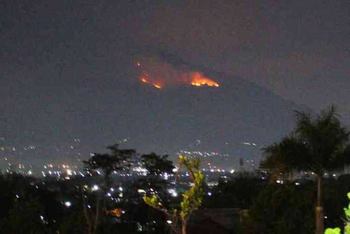 Penampakan Gunung Arjuno dilanda kebakaran hutan, Sabtu (12/10). (Aziz Ramadani MVoice)