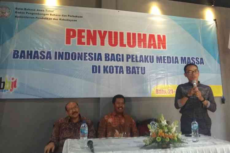 Kapala Balai Bahasa Jatim Mustakim (tengah) membuka Penyuluhan Bahasa di Kota Batu, Selasa (22/10). (Aziz Ramadani MVoice)
