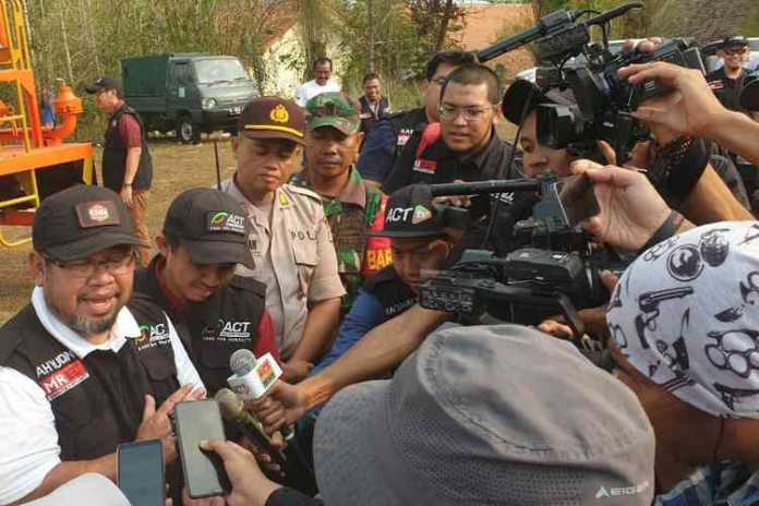 Ketua dewan pembina ACT, Ahyudin saat memberikan keterangan pers peluncuran humanity water truck di Cibarusah Bekasi Jawa Barat. (Istimewa)