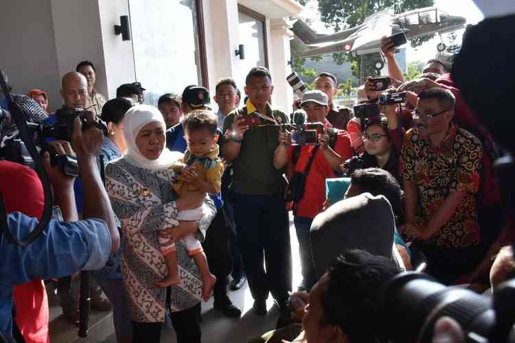 Pengungsi disambut Gubernur Jatim Khofifah Indar Parawansa.