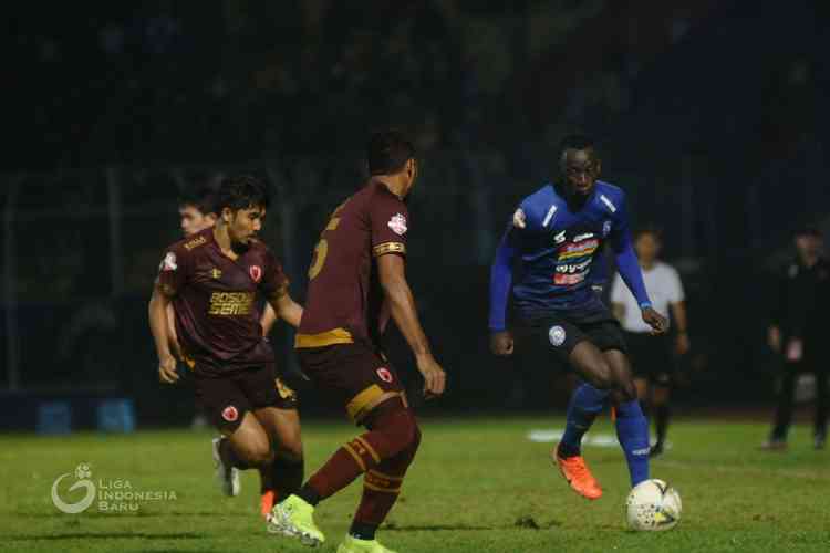 Makan Konate berusaha melewati pemain PSM Makassar. (Dok. Liga 1)