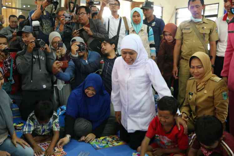 Gubernur Jawa Timur, Khofifah Indar Parawansa saat mengunjungi para pengungsi di kantor Balai Punten, Kecamatan Bumiaji Senin (21/10). (Foto : Istimewa)