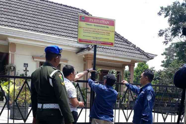 Tim Opsgab Sadar Pajak BP2D Kota Malang menindak penunggak pajak. (Deny rahmawan)