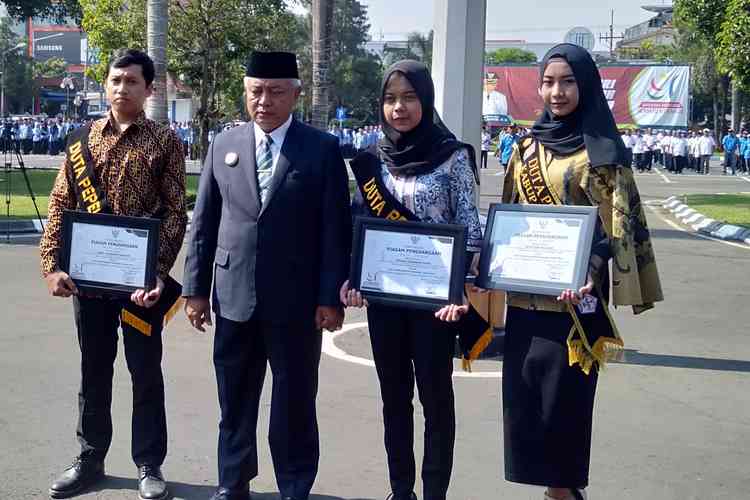 Bupati Malang HM Sanusi, saat berfoto bersama penerima penghargaan. (Toski D).
