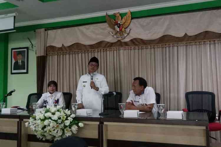 Wali Kota Malang, Sutiaji saat memberi pengarahan kepada Kepala SD negeri dan swasta. (Lisdya)