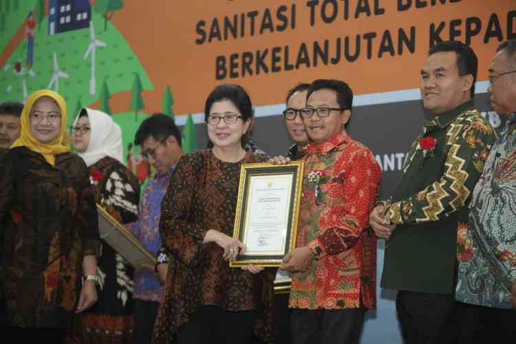 Wali Kota Malang, Sutiaji menerima langsung penghargaan Sanitasi Total Berbasis Masyarakat (STBM) dari Menteri Kesehatan RI, Nila Djuwita F. Moeloek di gedung Profesor Suyudi Kementerian Kesehatan RI, Jakarta (2/10). (Humas Pemkot Malang)