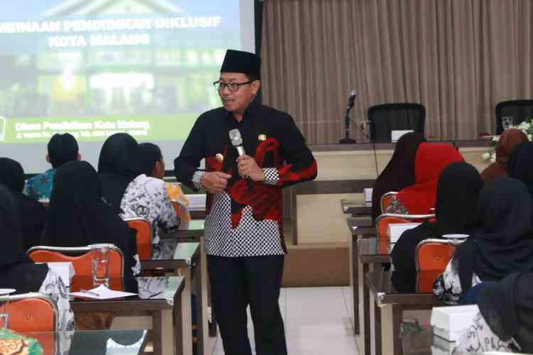 Wali Kota Malang Sutiaji beri pengarahan guru pendamping khusus di aula Dinas Pendidikan Kota Malang, Jumat (25/10). (Humas Pemkot Malang)