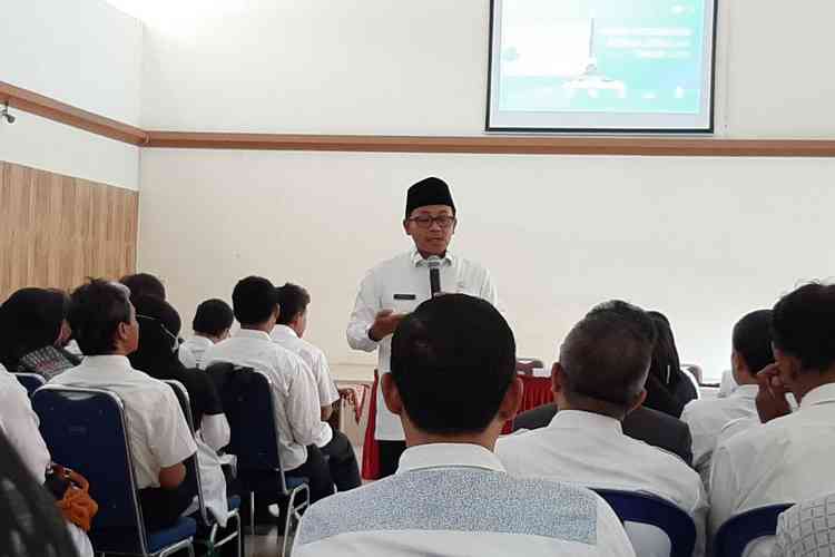 Wali Kota Malang, Sutiaji saat memberi pengarahan kepada kepala sekolah di SMPN 3 Malang. (Lisdya)