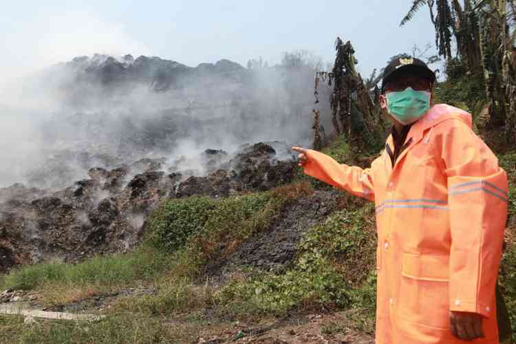 Wali Kota Malang Sutiaji memantau langsung penanganan kebakaran TPA Supit Urang, Senin (21/10). (Humas Pemkot Malang)