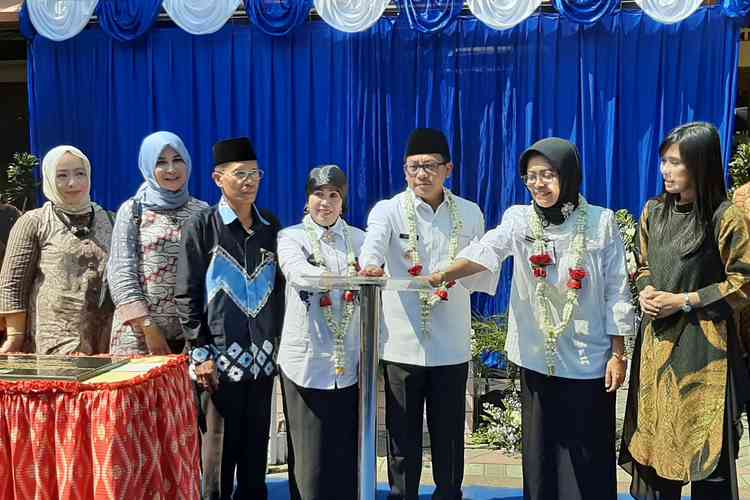 Wali Kota Malang, Sutiaji beserta Kepala Dinas Pendidikan, Zubaidah resmikan Listrik Surya Atap di SMPN 3. (Lisdya)