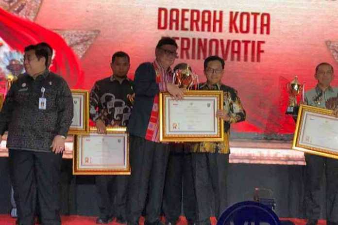 Wali Kota Malang Sutiaji menerima penghargaan Kota Inovatif dari Mendagri Tjahjo Kumolo di Hotel Borobudur, Jakarta, Senin malam (7/10). (Humas Pemkot Malang)
