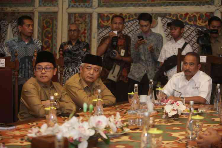 Wali Kota Malang Sutiaji bertemu Menteri Pariwisata Arief Yahya dalam rapat percepatan KEK Singhasari, Selasa (8/10). (Humas Pemkot Malang)